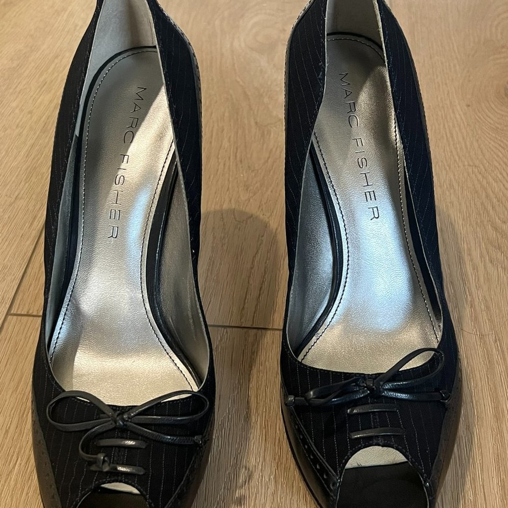 Mark Fisher Navy 2 tone leather  pump, open toe, platform with delicate bow.